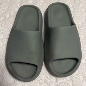 Used adidas yeezy slides size 6us